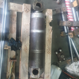 Гидроцилиндр подъема John Deere 1270D (б/у, гильза и шток новые) F071760 Гидроцилиндр подъема John Deere 1270D (б/у, гильза и шток новые) F071760